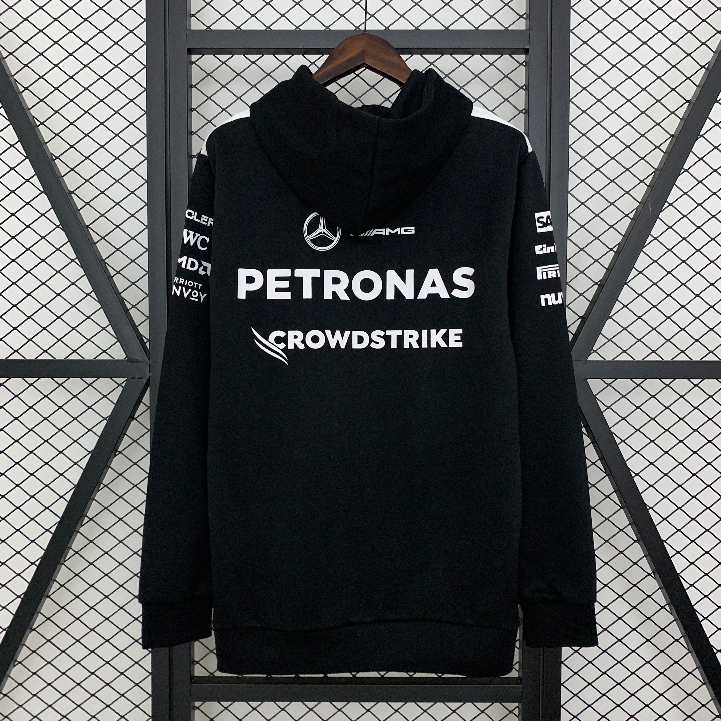 Mercedes Formula 1 2025 Abrigo Negro