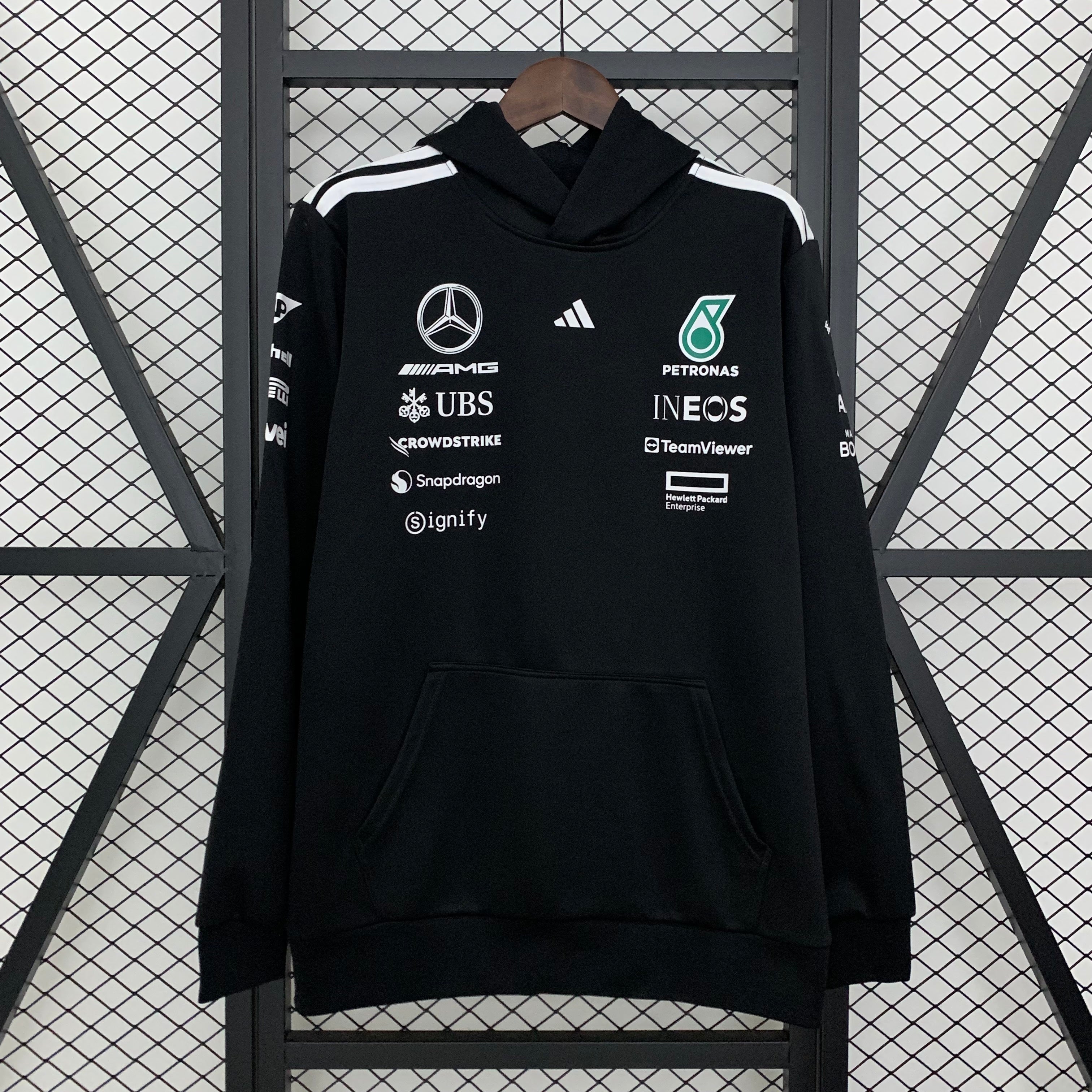 Mercedes Formula 1 2025 Abrigo Negro